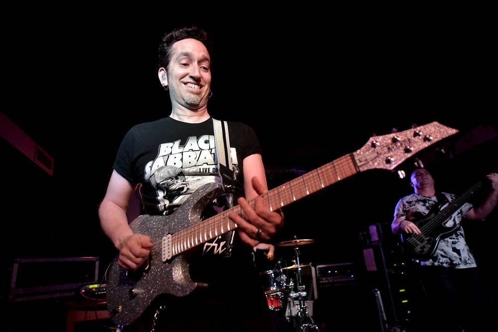 Neil Zaza, spoluhráč Stevea Vaie a Joea Satrianiho, zahrál v Praze