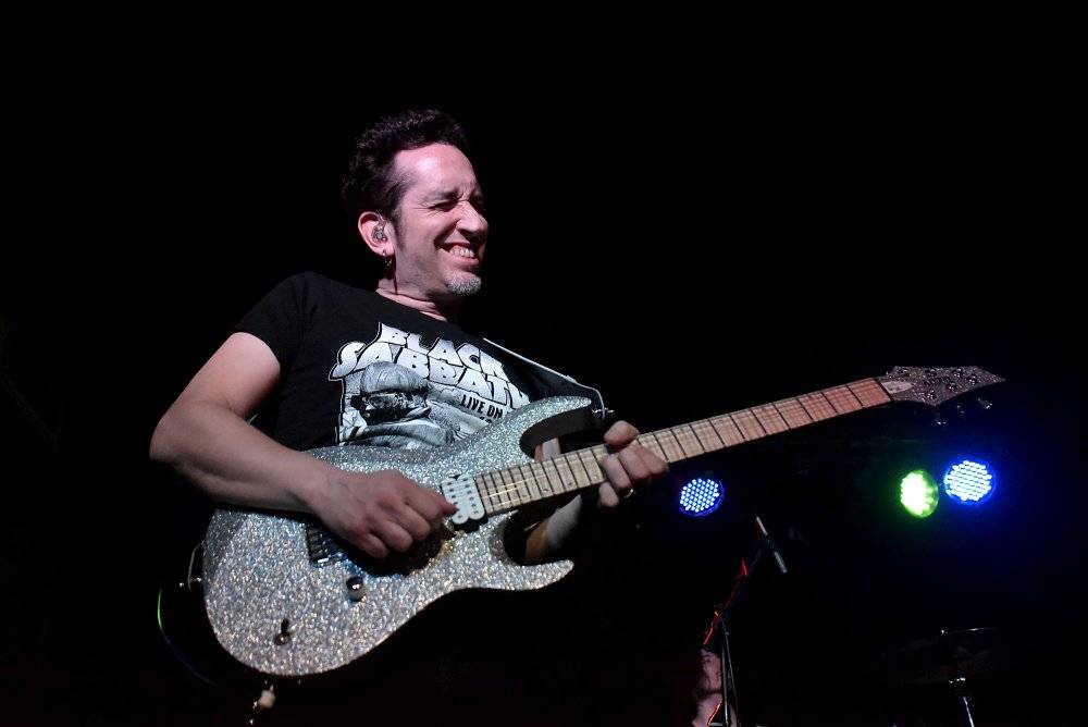 Neil Zaza, spoluhráč Stevea Vaie a Joea Satrianiho, zahrál v Praze