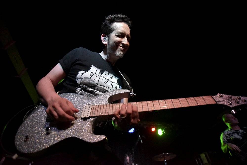 Neil Zaza, spoluhráč Stevea Vaie a Joea Satrianiho, zahrál v Praze