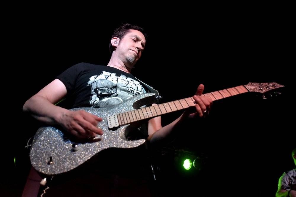 Neil Zaza, spoluhráč Stevea Vaie a Joea Satrianiho, zahrál v Praze