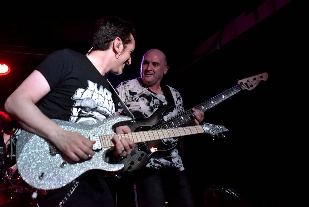 Neil Zaza, spoluhráč Stevea Vaie a Joea Satrianiho, zahrál v Praze