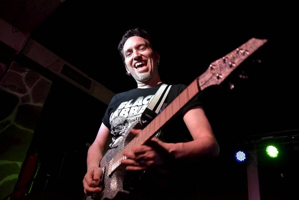 Neil Zaza, spoluhráč Stevea Vaie a Joea Satrianiho, zahrál v Praze