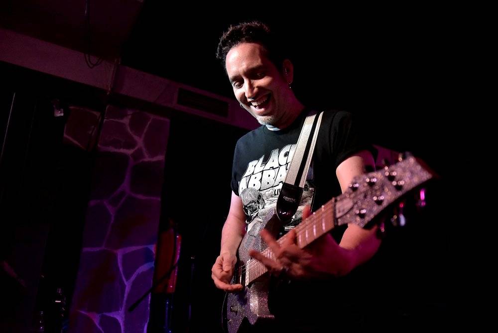 Neil Zaza, spoluhráč Stevea Vaie a Joea Satrianiho, zahrál v Praze