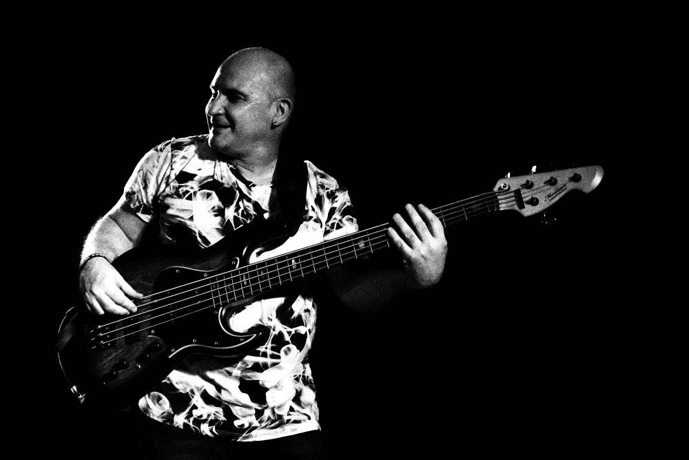 Neil Zaza, spoluhráč Stevea Vaie a Joea Satrianiho, zahrál v Praze