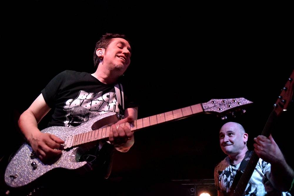 Neil Zaza, spoluhráč Stevea Vaie a Joea Satrianiho, zahrál v Praze