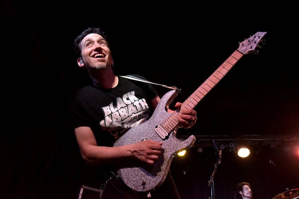 Neil Zaza, spoluhráč Stevea Vaie a Joea Satrianiho, zahrál v Praze