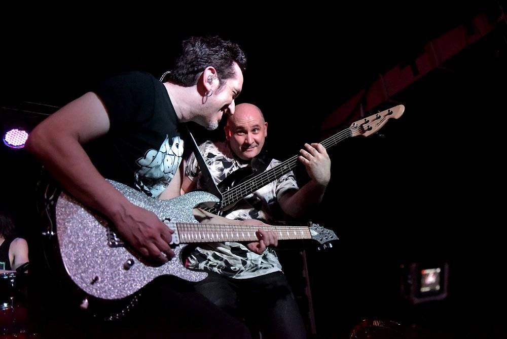 Neil Zaza, spoluhráč Stevea Vaie a Joea Satrianiho, zahrál v Praze