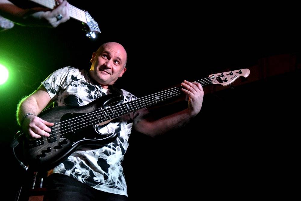 Neil Zaza, spoluhráč Stevea Vaie a Joea Satrianiho, zahrál v Praze