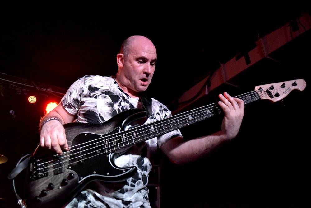 Neil Zaza, spoluhráč Stevea Vaie a Joea Satrianiho, zahrál v Praze