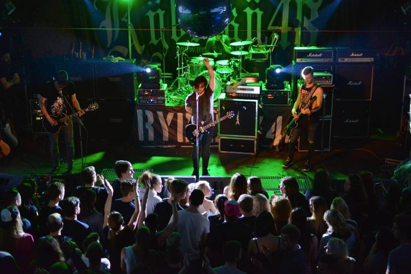 Správní chlapi Rybičky 48 a Imodium vyprodávají hudební kluby