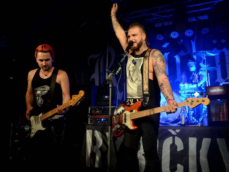 Správní chlapi Rybičky 48 a Imodium vyprodávají hudební kluby