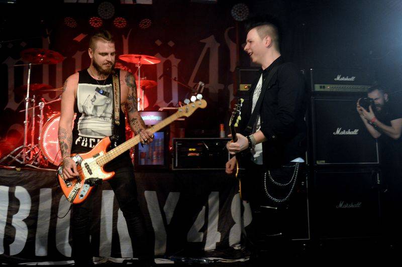 Správní chlapi Rybičky 48 a Imodium vyprodávají hudební kluby