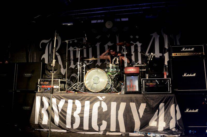 Správní chlapi Rybičky 48 a Imodium vyprodávají hudební kluby