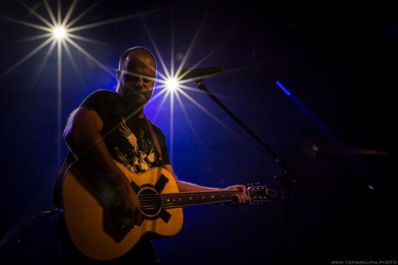 Xindl X zahrál ve vyprodaném Lucerna Music Baru novinky i starý fláky