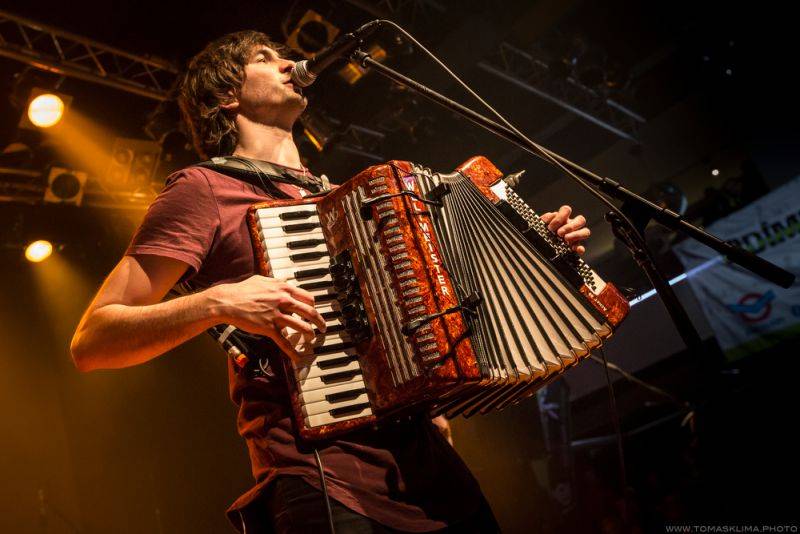 Xindl X zahrál ve vyprodaném Lucerna Music Baru novinky i starý fláky