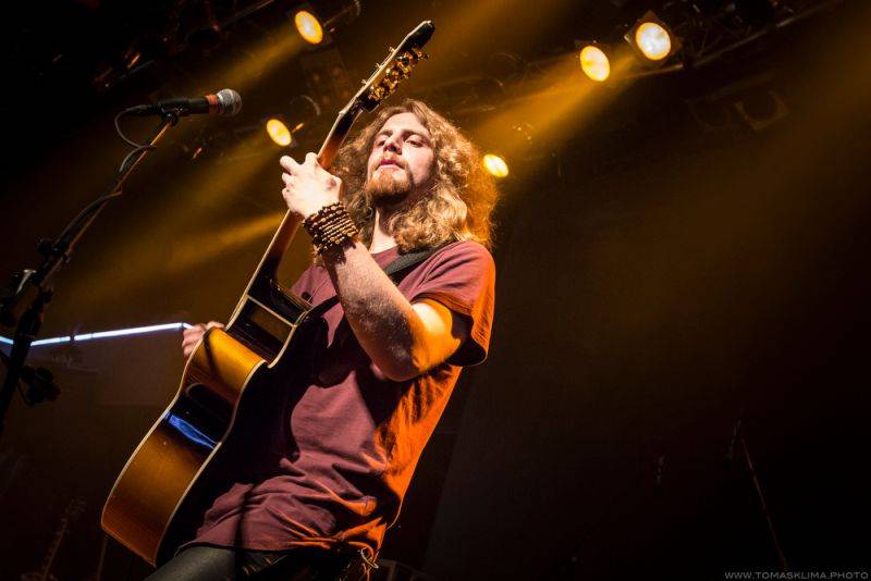 Xindl X zahrál ve vyprodaném Lucerna Music Baru novinky i starý fláky