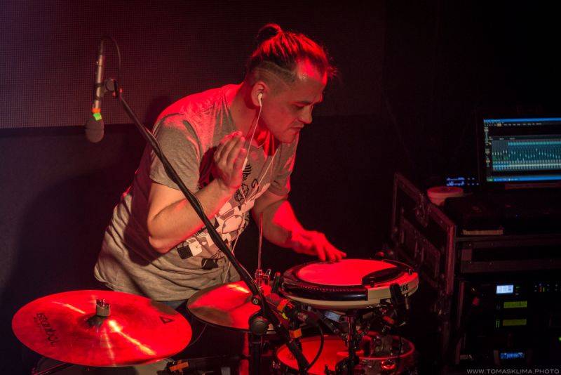 Xindl X zahrál ve vyprodaném Lucerna Music Baru novinky i starý fláky