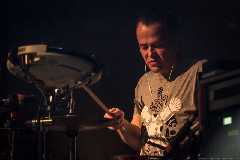 Xindl X zahrál ve vyprodaném Lucerna Music Baru novinky i starý fláky