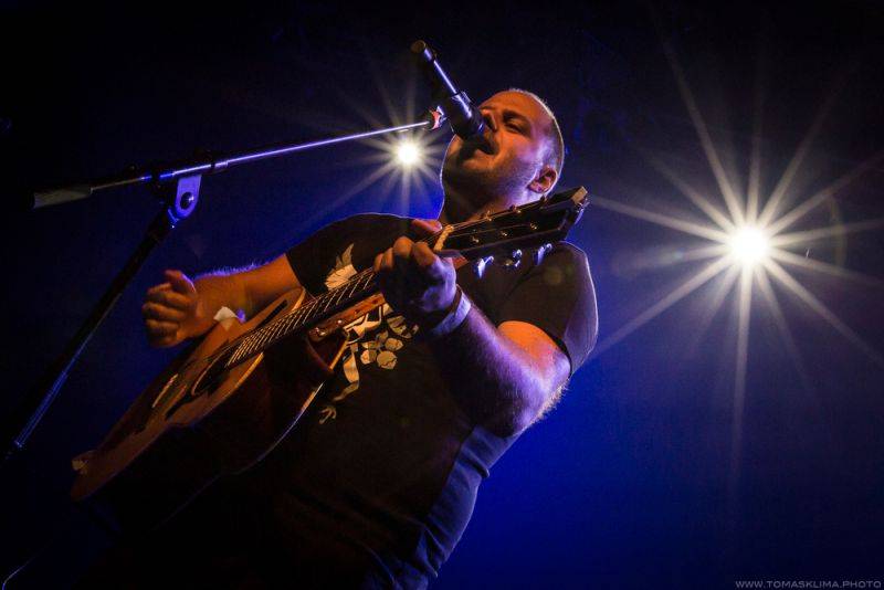 Xindl X zahrál ve vyprodaném Lucerna Music Baru novinky i starý fláky