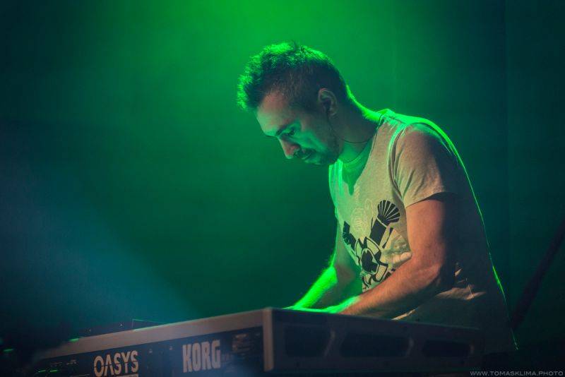 Xindl X zahrál ve vyprodaném Lucerna Music Baru novinky i starý fláky