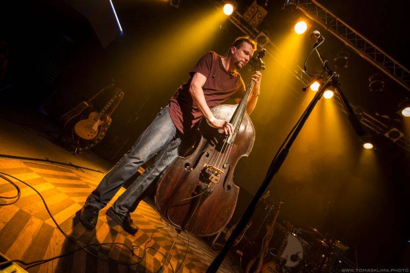 Xindl X zahrál ve vyprodaném Lucerna Music Baru novinky i starý fláky