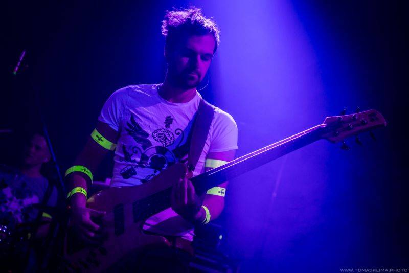 Xindl X zahrál ve vyprodaném Lucerna Music Baru novinky i starý fláky