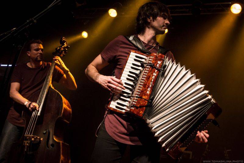 Xindl X zahrál ve vyprodaném Lucerna Music Baru novinky i starý fláky