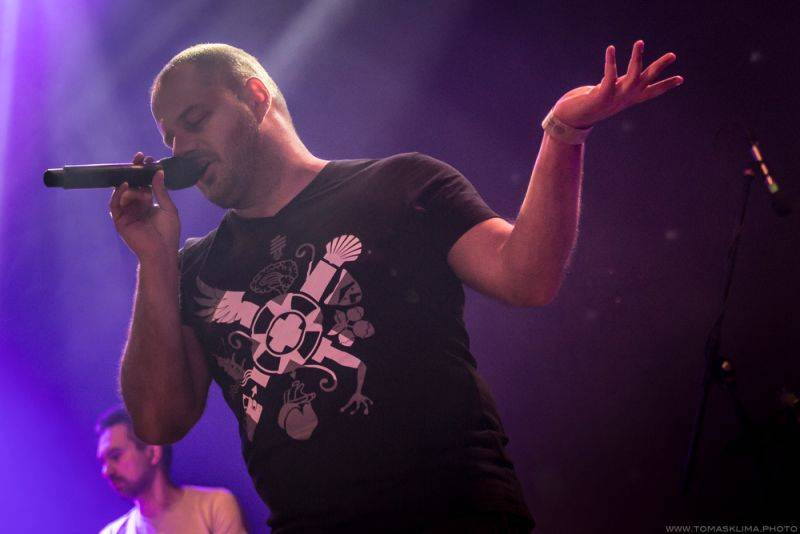 Xindl X zahrál ve vyprodaném Lucerna Music Baru novinky i starý fláky