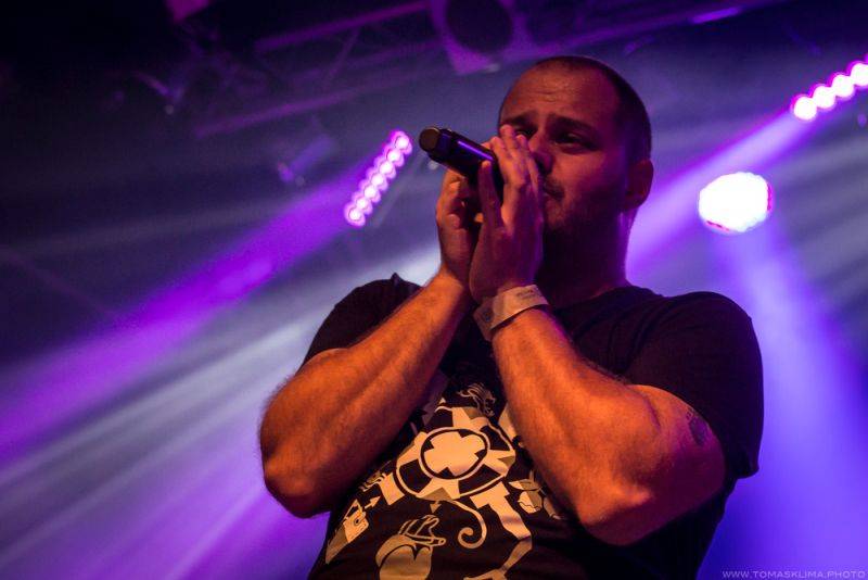 Xindl X zahrál ve vyprodaném Lucerna Music Baru novinky i starý fláky