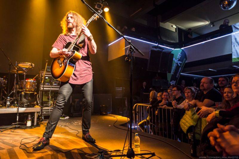 Xindl X zahrál ve vyprodaném Lucerna Music Baru novinky i starý fláky