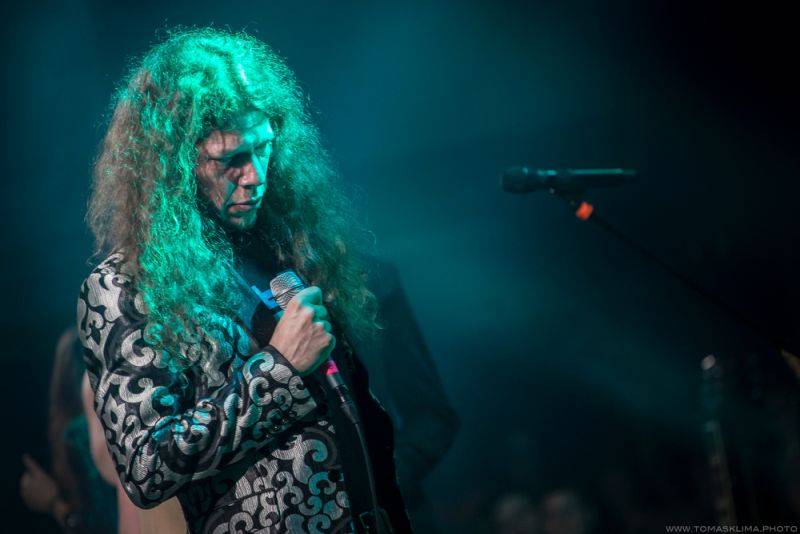 Xindl X zahrál ve vyprodaném Lucerna Music Baru novinky i starý fláky