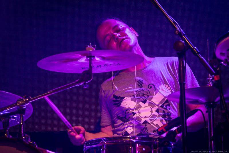 Xindl X zahrál ve vyprodaném Lucerna Music Baru novinky i starý fláky