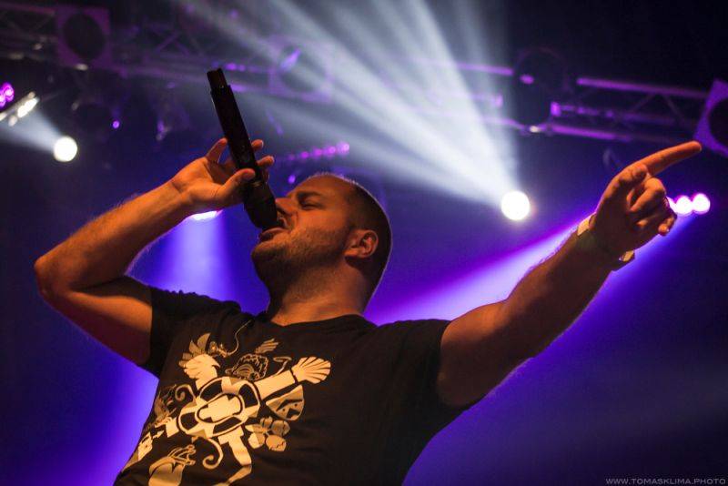 Xindl X zahrál ve vyprodaném Lucerna Music Baru novinky i starý fláky