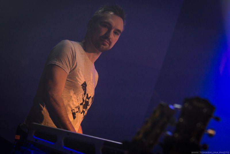 Xindl X zahrál ve vyprodaném Lucerna Music Baru novinky i starý fláky