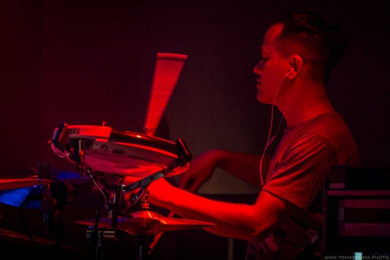 Xindl X zahrál ve vyprodaném Lucerna Music Baru novinky i starý fláky