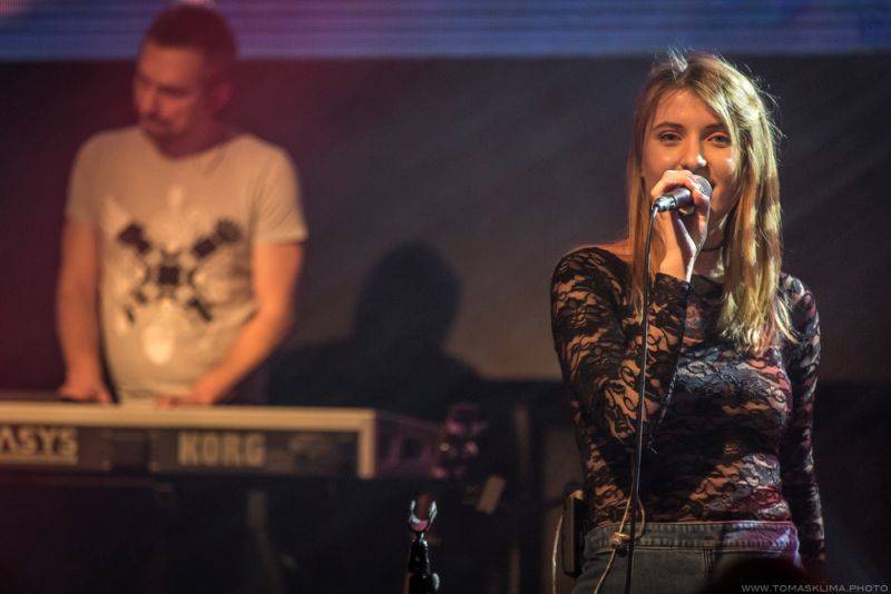 Xindl X zahrál ve vyprodaném Lucerna Music Baru novinky i starý fláky