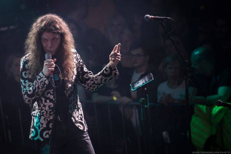 Xindl X zahrál ve vyprodaném Lucerna Music Baru novinky i starý fláky