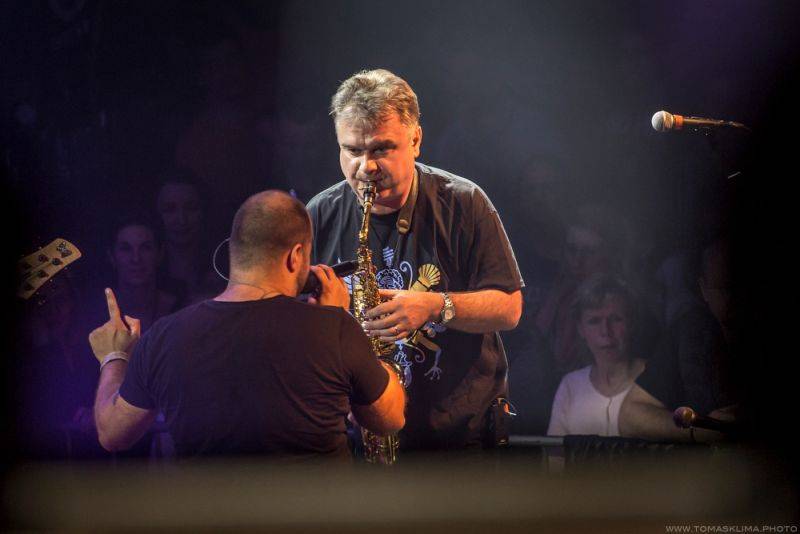 Xindl X zahrál ve vyprodaném Lucerna Music Baru novinky i starý fláky