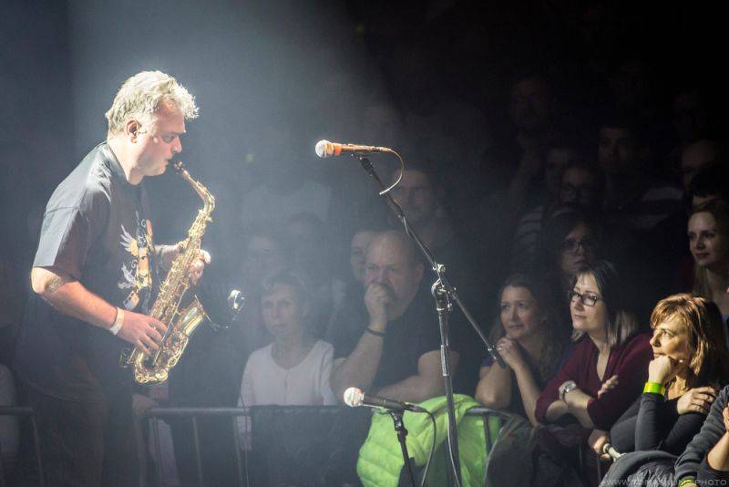 Xindl X zahrál ve vyprodaném Lucerna Music Baru novinky i starý fláky