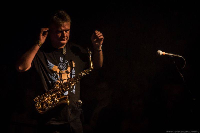 Xindl X zahrál ve vyprodaném Lucerna Music Baru novinky i starý fláky