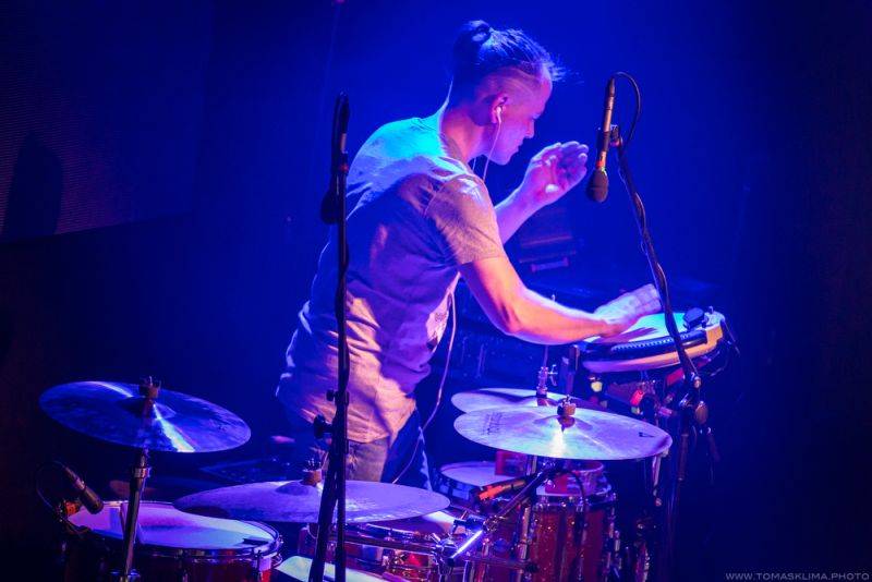 Xindl X zahrál ve vyprodaném Lucerna Music Baru novinky i starý fláky