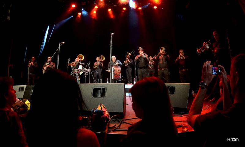 Fanfare Ciocărlia přenesli vyprodanou Akropoli do malé rumunské vesničky