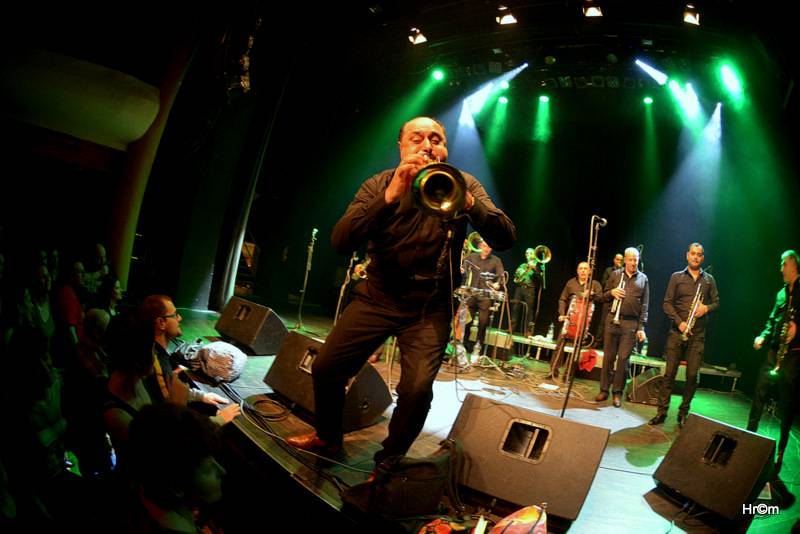 Fanfare Ciocărlia přenesli vyprodanou Akropoli do malé rumunské vesničky