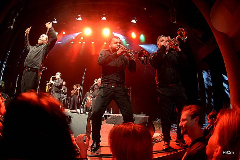 Fanfare Ciocărlia přenesli vyprodanou Akropoli do malé rumunské vesničky