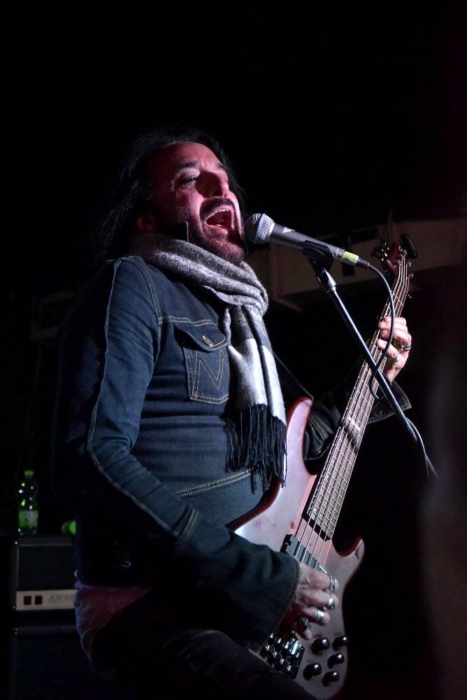 Marco Mendoza v pražském klubu Exit-us vyučoval hru na basu