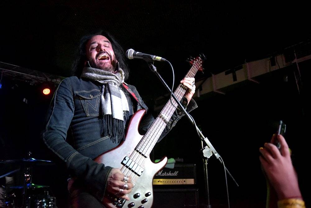 Marco Mendoza v pražském klubu Exit-us vyučoval hru na basu