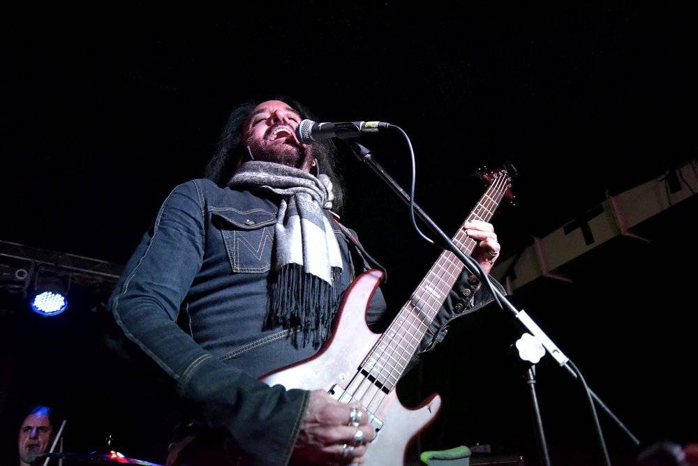 Marco Mendoza v pražském klubu Exit-us vyučoval hru na basu