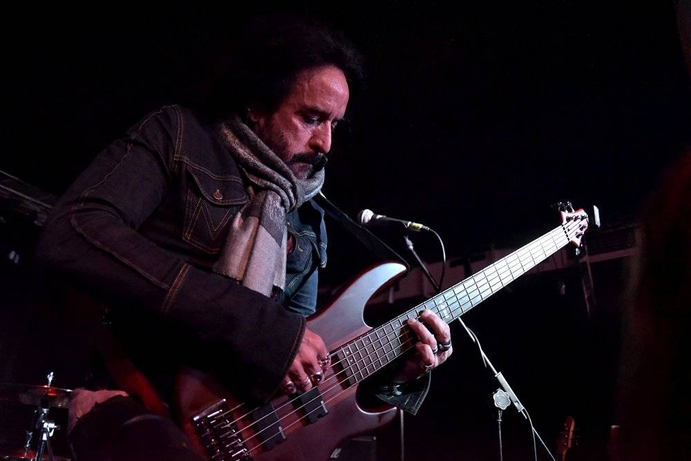 Marco Mendoza v pražském klubu Exit-us vyučoval hru na basu