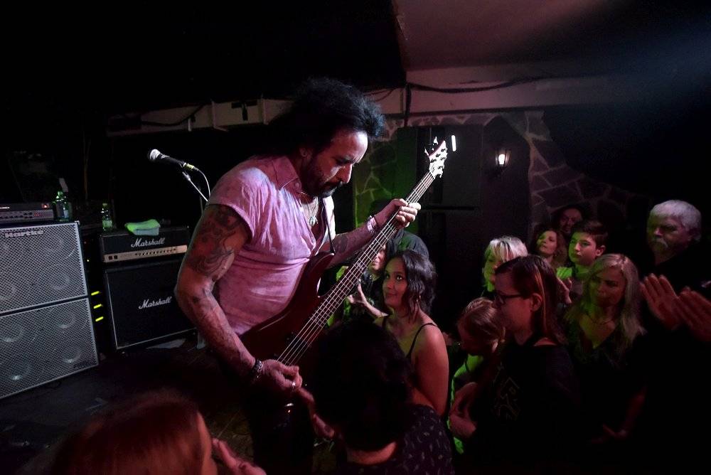 Marco Mendoza v pražském klubu Exit-us vyučoval hru na basu