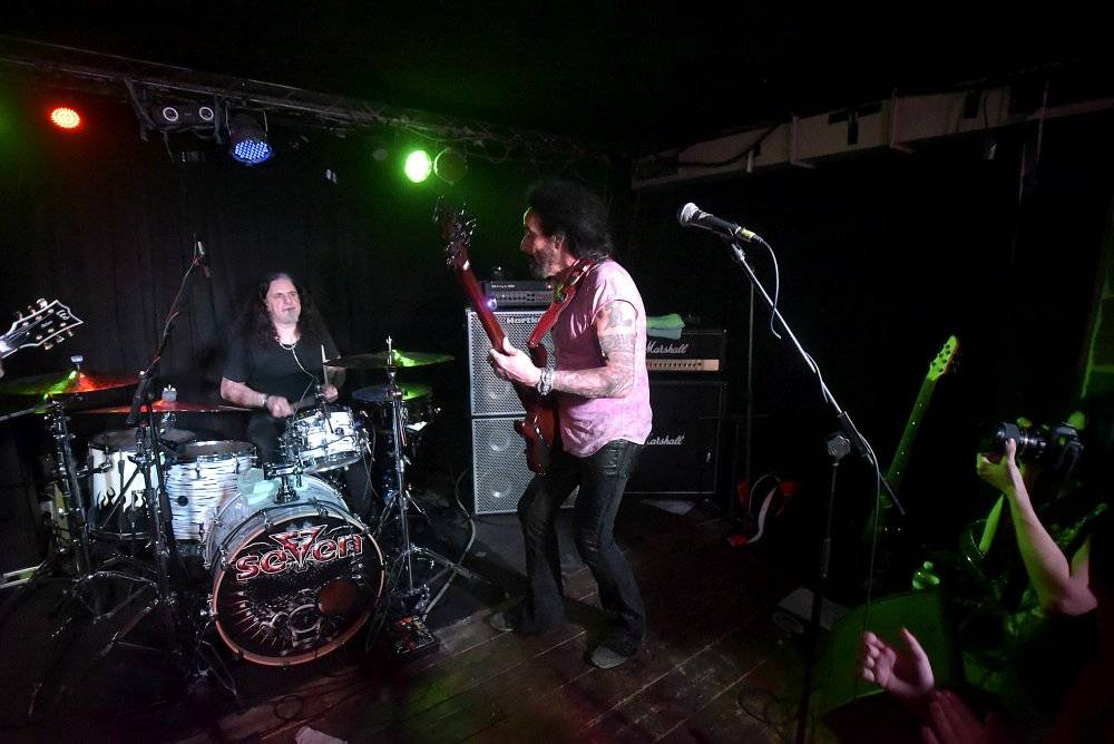 Marco Mendoza v pražském klubu Exit-us vyučoval hru na basu